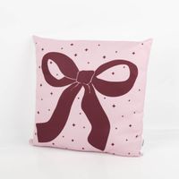 92747-Weihnachtskissen-rosa-mit-Schleife-45x45cm-von-Boltze-IMG-9888.jpg Dekoratives Weihnachtskissen von Boltze mit einem hellrosa Bezug. Die Oberfläche ist mit einem großen, burgunderroten Schleifen-Motiv und kleinen Sternen verziert. Das quadratische Kissen ist 45×45 cm groß und eignet sich ideal für festliche Akzente - Voll