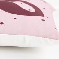 92747-Weihnachtskissen-rosa-mit-Schleife-45x45cm-von-Boltze-IMG-9889.jpg Dekoratives Weihnachtskissen von Boltze mit einem hellrosa Bezug. Die Oberfläche ist mit einem großen, burgunderroten Schleifen-Motiv und kleinen Sternen verziert. Das quadratische Kissen ist 45×45 cm groß und eignet sich ideal für festliche Akzente - Deta