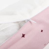 92747-Weihnachtskissen-rosa-mit-Schleife-45x45cm-von-Boltze-IMG-9891.jpg Dekoratives Weihnachtskissen von Boltze mit einem hellrosa Bezug. Die Oberfläche ist mit einem großen, burgunderroten Schleifen-Motiv und kleinen Sternen verziert. Das quadratische Kissen ist 45×45 cm groß und eignet sich ideal für festliche Akzente - mit