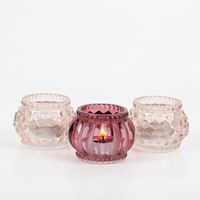 92751-Teelichthalter-aus-Glas-in-verschiedenen-Rosatoenen-7-x-5-cm-von-Boltze-IMG-9901-Bearbeitet.jpg Dekoratives Set von Boltze mit drei Teelichthaltern aus Glas. Die bauchigen Halter sind in verschiedenen Rosatönen gehalten und mit einem erhabenen Punkt- oder Rillenmuster verziert. Jeder Halter ist 7×5 cm groß und sorgt für stimmungsvolles Licht - Detail