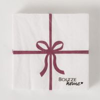 92754-Servietten-mit-roter-Schleife-20-Stk-3-lagig-33x33cm-FSC-Papier-von-Boltze-Hauptbild-j7plO0mT-large.jpg Packung weißer Servietten mit roter Schleife, quadratisch, Markenlogo unten rechts.