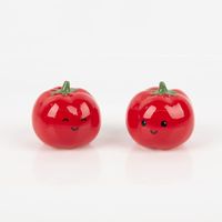 Set aus zwei Salz- und Pfefferstreuern in Tomatenform. Die Keramikstreuer in glänzendem Rot sind ca. 7×7,5 cm groß und tragen ein freundliches, aufgedrucktes Gesicht. Sie sind eine niedliche und dekorative Ergänzung für den Tisch - Vollansicht