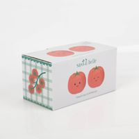 92756-Salz--und-Pfefferstreuer-Tomate-rot-7x7-5cm-Dolomit-von-Sass-und-Belle-IMG-9820.jpg Set aus zwei Salz- und Pfefferstreuern in Tomatenform. Die Keramikstreuer in glänzendem Rot sind ca. 7×7,5 cm groß und tragen ein freundliches, aufgedrucktes Gesicht. Sie sind eine niedliche und dekorative Ergänzung für den Tisch - verpackt