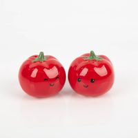 92756-Salz--und-Pfefferstreuer-Tomate-rot-7x7-5cm-Dolomit-von-Sass-und-Belle-IMG-9822.jpg Set aus zwei Salz- und Pfefferstreuern in Tomatenform. Die Keramikstreuer in glänzendem Rot sind ca. 7×7,5 cm groß und tragen ein freundliches, aufgedrucktes Gesicht. Sie sind eine niedliche und dekorative Ergänzung für den Tisch - Nahaufnahme
