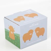 Niedliches Set aus zwei Salz- und Pfefferstreuern in Highland Cow-Form. Die Keramikstreuer in glänzendem Braun sind ca. 7×7,5 cm groß. Die Figuren tragen ein friedliches, aufgedrucktes Gesicht und sind eine niedliche Dekoration für den Tisch - mit Verpacku