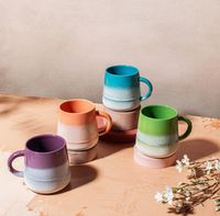 92759-Tasse-Huhn-Chicken-Shaped-Mug-220ml-Dolomit-Handfinish-beige-von-Sass-und-Belle-Screenshot-2025-10-01-183850.jpg Handbemalte Keramiktasse der Serie Mojave von Sass & Belle. Die bauchige Tasse mit Henkel hat eine glänzende, gesprenkelte Glasur in Lila, die nach unten in Weiß übergeht. Sie ist eine dekorative und trendige Ergänzung für die Küche - auf hellem Tisch, dan