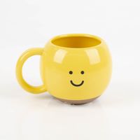 92760-Tasse----Happy-Mug----Gelb-----handbemalt--Sass-und-Belle-IMG-9866.jpg Keramiktasse „Happy Mug“ von Sass & Belle in leuchtendem Gelb. Die bauchige Tasse mit Henkel ist handbemalt und trägt ein aufgedrucktes, freundliches Smiley-Gesicht. Sie ist eine dekorative und fröhliche Ergänzung für jede Küche - Vollansicht