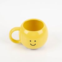 92760-Tasse----Happy-Mug----Gelb-----handbemalt--Sass-und-Belle-IMG-9867.jpg Keramiktasse „Happy Mug“ von Sass & Belle in leuchtendem Gelb. Die bauchige Tasse mit Henkel ist handbemalt und trägt ein aufgedrucktes, freundliches Smiley-Gesicht. Sie ist eine dekorative und fröhliche Ergänzung für jede Küche - Detailaufnahme