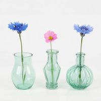 92762-Vasen-3er-Set-aus-recyceltem-Glas-transparent-tuerkis-ca-8x10cm-von-Sass-und-Belle-IMG-9869-Bearbeitet-2.jpg Dekoratives Vasen-Set von Sass & Belle aus recyceltem, transparentem, leicht türkisem Glas. Das Set enthält drei unterschiedliche Flaschenformen mit Rillen-Details. Die Vasen sind jeweils etwa 8×10 cm groß und eignen sich ideal für kleine Blumenarrangement
