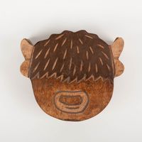 Rustikales Untersetzer-Set von Sass & Belle aus dunkelbraunem Mangoholz. Die quadratischen Untersetzer sind mit einer stilisierten Highland Cow in dunkelbrauner Farbe graviert. Das 4er Set schützt Oberflächen und dient als dekorativer Hingucker - Vollansic