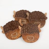 92766-Glasuntersetzer-Highland-Cow-aus-Mangoholz-4er-Set-von-Sass-und-Belle-IMG-9863.jpg Rustikales Untersetzer-Set von Sass & Belle aus dunkelbraunem Mangoholz. Die quadratischen Untersetzer sind mit einer stilisierten Highland Cow in dunkelbrauner Farbe graviert. Das 4er Set schützt Oberflächen und dient als dekorativer Hingucker - gesamtes