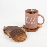 92766-Glasuntersetzer-Highland-Cow-aus-Mangoholz-4er-Set-von-Sass-und-Belle-IMG-9864.jpg Rustikales Untersetzer-Set von Sass & Belle aus dunkelbraunem Mangoholz. Die quadratischen Untersetzer sind mit einer stilisierten Highland Cow in dunkelbrauner Farbe graviert. Das 4er Set schützt Oberflächen und dient als dekorativer Hingucker - Anwendung