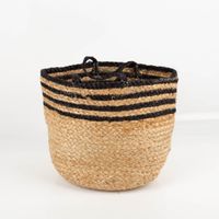 Dekorativer, geflochtener Korb von Sass & Belle aus Naturmaterial. Der runde Korb mit Henkeln ist teilweise schwarz gestreift. Er eignet sich zur Aufbewahrung und Dekoration und ist 28×20 cm groß - Detailaufnahme