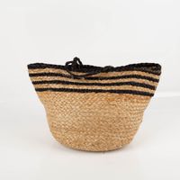 92767-Korb-geflochten-mit-Henkeln-natur-schwarz-28x20cm-von-Sass-und-Belle-IMG-9813.jpg Dekorativer, geflochtener Korb von Sass & Belle aus Naturmaterial. Der runde Korb mit Henkeln ist teilweise schwarz gestreift. Er eignet sich zur Aufbewahrung und Dekoration und ist 28×20 cm groß - Vollansicht