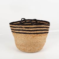 92767-Korb-geflochten-mit-Henkeln-natur-schwarz-28x20cm-von-Sass-und-Belle-IMG-9814.jpg Dekorativer, geflochtener Korb von Sass & Belle aus Naturmaterial. Der runde Korb mit Henkeln ist teilweise schwarz gestreift. Er eignet sich zur Aufbewahrung und Dekoration und ist 28×20 cm groß - Nahaufnahme