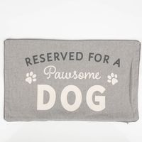 Rechteckige Kissenhülle von Sass & Belle in hellem Grau. Die Vorderseite ist mit dem Schriftzug „RESERVED FOR A Pawsome DOG“ bedruckt, inklusive weißer Pfotenabdrücke. Der Kissenbezug ist 30×50 cm groß und ideal für Hundebesitzer - Vollansicht