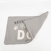 92768-Kissenhuelle-Reserved-for-a-Pawsome-Dog-30x50m-von-Sass-und-Belle-IMG-9807.jpg Rechteckige Kissenhülle von Sass & Belle in hellem Grau. Die Vorderseite ist mit dem Schriftzug „RESERVED FOR A Pawsome DOG“ bedruckt, inklusive weißer Pfotenabdrücke. Der Kissenbezug ist 30×50 cm groß und ideal für Hundebesitzer - mit Rueckseite