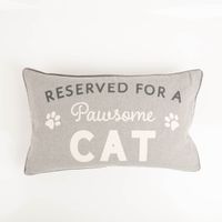92769-Kissenhuelle-Reserved-for-a-Pawsome-Cat-30x50m-von-Sass-und-Belle-IMG-1492.jpg Dieses charmante Kissen von Sass & Belle ist das perfekte Accessoire für Katzenliebhaber. Die graue Hülle in 30x50 cm mit verspieltem Schriftzug setzt einen gemütlichen Akzent in jedem Zuhause - Vollansicht