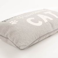 92769-Kissenhuelle-Reserved-for-a-Pawsome-Cat-30x50m-von-Sass-und-Belle-IMG-1496.jpg Dieses charmante Kissen von Sass & Belle ist das perfekte Accessoire für Katzenliebhaber. Die graue Hülle in 30x50 cm mit verspieltem Schriftzug setzt einen gemütlichen Akzent in jedem Zuhause - Detailaufnahme