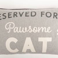 92769-Kissenhuelle-Reserved-for-a-Pawsome-Cat-30x50m-von-Sass-und-Belle-IMG-1498.jpg Dieses charmante Kissen von Sass & Belle ist das perfekte Accessoire für Katzenliebhaber. Die graue Hülle in 30x50 cm mit verspieltem Schriftzug setzt einen gemütlichen Akzent in jedem Zuhause - Schriftzug
