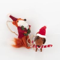 92770-Anhaenger-Dackel-mit-Zuckerstange-10x14cm-handgearbeitet-von-Sass-und-Belle-IMG-9793.jpg Niedlicher, handgearbeiteter Deko-Anhänger von Sass & Belle in Dackel-Form. Der braune Filz-Hund trägt eine rote Weihnachtsmütze und hält eine Zuckerstange im Maul. Der kuschelige Anhänger ist 10×14 cm groß und wird von einer Juteschnur gehalten - mit weit