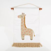 Dekorativer Wandhänger für das Kinderzimmer von Sass & Belle. Der Stoffbehang ist weiß und zeigt eine große, gestickte Giraffe mit rosa-beigen Flecken. Der Hänger ist 30×45 cm groß und wird von einer Juteschnur gehalten - Vollansicht