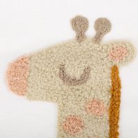 92773-Wandhaenger-Giraffe-fuers-Kinderzimmer-30x45cm-von-Sass-und-Belle-IMG-9787.jpg Dekorativer Wandhänger für das Kinderzimmer von Sass & Belle. Der Stoffbehang ist weiß und zeigt eine große, gestickte Giraffe mit rosa-beigen Flecken. Der Hänger ist 30×45 cm groß und wird von einer Juteschnur gehalten - Nahaufnahme