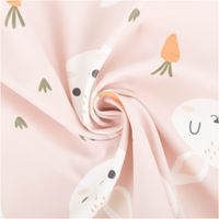 92786-Regenjackenstoff-Aqua-Protect-wasserdicht-soft-Hase-Karotten-rosa-145cm-Breite-IMG-9366.jpg Regenjackenstoff Aqua Protect in Rosa mit weicher Oberfläche, bedruckt mit weißen Hasengesichtern und orangefarbenen Karotten, wasserdicht, 145 cm Breite - kunstvoll eingedreht in Falten