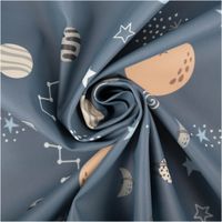 92789-Regenjackenstoff-Aqua-Protect-wasserdicht-soft-Weltall-blau-145cm-Breite-IMG-9374.jpg Regenjackenstoff Aqua Protect in Blau mit weicher Oberfläche, bedruckt mit Planeten, Sternen und Monden im Weltall-Design, wasserdicht, 145 cm Breite - kunstvoll eingedreht in Falten