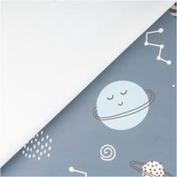 92789-Regenjackenstoff-Aqua-Protect-wasserdicht-soft-Weltall-blau-145cm-Breite-IMG-9375.jpg Regenjackenstoff Aqua Protect in Blau mit weicher Oberfläche, bedruckt mit Planeten, Sternen und Monden im Weltall-Design, wasserdicht, 145 cm Breite - mit Rueckseite