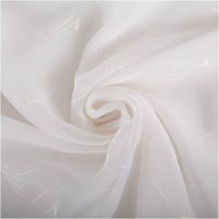 Der edle Brautstoff hauchzart transparent mit Blätterstickerei weiß 140cm breit besticht durch sein feines, florales Rankendesign. Ideal für elegante Brautmode, festliche Überwürfe oder exklusive, dekorative Akzente - kunstvoll eingedreht in Falten