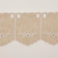 Landhausgardine als Scheibengardinen-Meterware in natürlicher Farbe. Die nähfreie Gardine besitzt eine elegante Wellenkante und eine zarte Blumenstickerei, 20 Zentimeter hoch - von oben