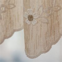 92883-Scheibengardine-Meterware-Landhausgardine-Stickerei-Blumen-naehfrei-natur-20cm-Hoehe-IMG-2868.jpg Landhausgardine als Scheibengardinen-Meterware in natürlicher Farbe. Die nähfreie Gardine besitzt eine elegante Wellenkante und eine zarte Blumenstickerei, 20 Zentimeter hoch - Blumen Stickerei Nahaufnahme