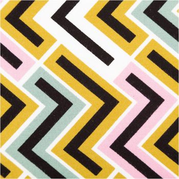 Viskosestoff mit Retro-Zickzackmuster in Senfgelb, Rosa, Mintgrün und Schwarz auf weißem Hintergrund, weich und leicht elastisch, 138 cm Breite - Nahaufnahme