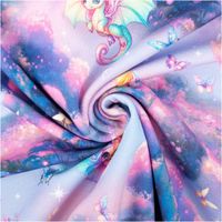 92892-French-Terry-Sommersweat-Fairies-Digitaldruck-rosa-blau-1-45m-Breite-IMG-0822.jpg French Terry Sommersweat mit Digitaldruck von Feen, Einhörnern, Drachen und Schmetterlingen in Rosa, Blau und Lila auf pastellfarbenem Hintergrund, weich und elastisch, 145 cm Breite - kunstvoll eingedreht in Falten