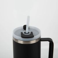 Runbott Latt Trinkbecher, 1100 ml, schwarz, mit Henkel, doppelwandiger Edelstahl, geschmacksneutral, BPA-frei und auslaufsicher, hoher Thermobecher mit Deckel und Trinköffnung - Detailaufnahme des Trinkhalms