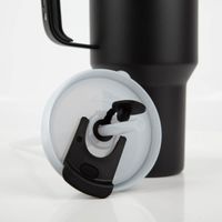 Runbott Latt Trinkbecher, 1100 ml, schwarz, mit Henkel, doppelwandiger Edelstahl, geschmacksneutral, BPA-frei und auslaufsicher, hoher Thermobecher mit Deckel und Trinköffnung - Detailaufnahme der abgenommenen Deckels
