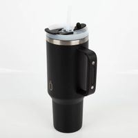92898-Trinkbecher-Runbott-Latt-1100-Black-mit-Henkel-1100ml--geschmacksneutral--BPA-frei-und-auslaufsicher-IMG-2022.jpg Runbott Latt Trinkbecher, 1100 ml, schwarz, mit Henkel, doppelwandiger Edelstahl, geschmacksneutral, BPA-frei und auslaufsicher, hoher Thermobecher mit Deckel und Trinköffnung - Nahaufnahme