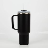 92898-Trinkbecher-Runbott-Latt-1100-Black-mit-Henkel-1100ml--geschmacksneutral--BPA-frei-und-auslaufsicher-IMG-2024.jpg Runbott Latt Trinkbecher, 1100 ml, schwarz, mit Henkel, doppelwandiger Edelstahl, geschmacksneutral, BPA-frei und auslaufsicher, hoher Thermobecher mit Deckel und Trinköffnung - distanzierte Ansicht