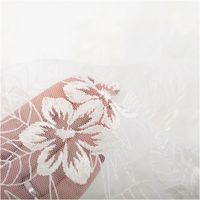 Transparenter Tüllstoff in Wollweiß mit zarter Blumenstickerei, 140 cm breit - erkennbare Transparenz