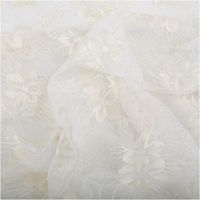 92899-Tuellstoff-mit-Blumenstickerei-wollweiss-140cm-breit-IMG-0638.jpg Transparenter Tüllstoff in Wollweiß mit zarter Blumenstickerei, 140 cm breit - drapiert