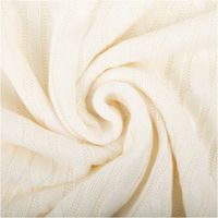 92900-Strickstoff-Zopfmuster-Viskose-wollweiss-----schwere-Qualitaet--140-cm-Breite-IMG-0626.jpg Strickstoff mit klassischem Zopfmuster aus Viskose in Wollweiß, weiche und schwere Qualität, 140 cm Breite - kunstvoll eingedreht in Falten