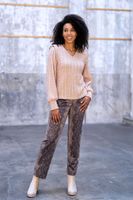 Model trägt Pullover aus Strickstoff mit Zopfmuster – Viskose, rosa, 140 cm breit