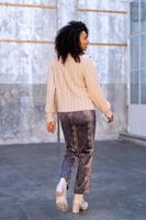 Model von hinten mit Pullover aus Strickstoff Zopfmuster Viskose rosa – schwere Qualität, 140 cm Breite