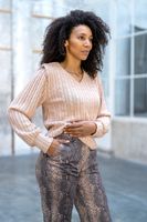 92902-Strickstoff-Zopfmuster-Viskose-rosa-----schwere-Qualitaet--140-cm-Breite-24142-012-6.jpg Model mit Pullover aus Strickstoff Zopfmuster Viskose rosa – schwere Qualität, 140 cm Breite
