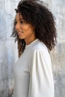 Model von der Seite mit Pullover aus Strickstoff Rib Jersey mit Viskose & Glitzereffekten – wollweiß, 140 cm