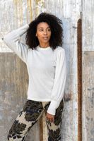 92904-Strickstoff-Rib-Jersey-mit-Viskose-Glitzereffekte-wollweiss-140-cm-Breite-24146-051-6.jpg Model trägt PUllover aus Strickstoff Rib Jersey mit Viskose & Glitzereffekten – wollweiß, 140 cm