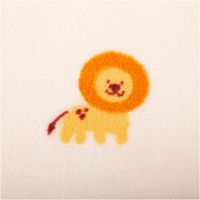 92908-Fleece-Stoff-Giraffe-Loewe-wollweiss-gelb-1-50m-Breite-IMG-0790.jpg Fleece Stoff mit Giraffen- und Löwenmotiven in Gelb und Orange auf wollweißem Hintergrund, weich und warm, 150 cm Breite - Nahaufnahme