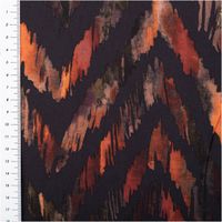 92909-Viskose-Stoff-Popeline-ZickZack-abstrakt-dunkelgrau-145cm-Breite-IMG-0659.jpg Viskose Popeline Stoff mit abstraktem Zickzack-Muster in dunklem Grau und warmen Orange-, Rot- und Brauntönen, 145 cm Breite - mit Massband