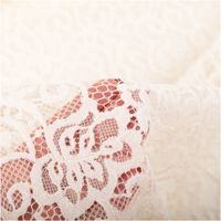 92911-Spitze-mit-Chenille-Meterware-wollweiss-150cm-breit-IMG-0787.jpg Spitzenstoff mit floraler Chenille-Struktur in Wollweiß, transparent und weich fallend, 150 cm Breite - hervorgehobene Transparenz